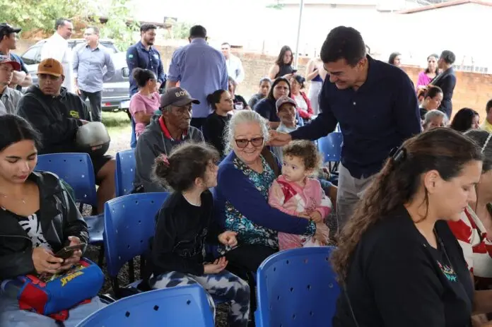 Prefeito anuncia escritura, reformas e energia regular para famílias...